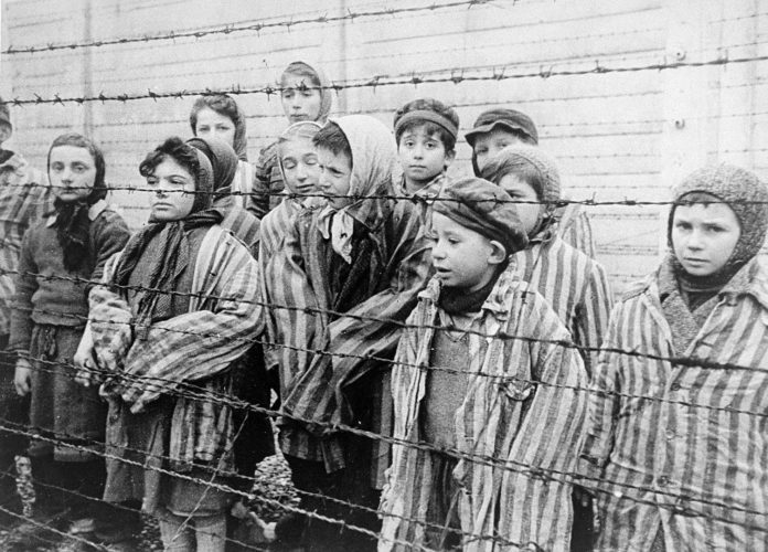 Kinder während der Befreiung im KZ Auschwitz im Januar 1945. Foto USHMM/Belarusian State Archive of Documentary Film and Photography. http://collections.ushmm.org/search/catalog/pa14532, Public Domain, https://commons.wikimedia.org/w/index.php?curid=17282223 Kinder während der Befreiung im KZ Auschwitz im Januar 1945. Foto USHMM/Belarusian State Archive of Documentary Film and Photography. http://collections.ushmm.org/search/catalog/pa14532, Public Domain, https://commons.wikimedia.org/w/index.php?curid=17282223