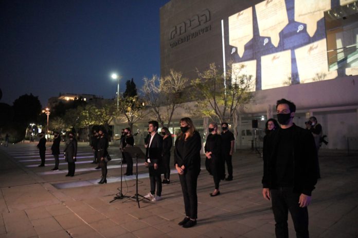 Les Israéliens assistent à une cérémonie de commémoration de l'Holocauste sur la place Habima à Tel-Aviv, alors qu'Israël célèbre chaque année la Journée de commémoration de l'Holocauste. Le 20 avril 2020. Foto Flash90