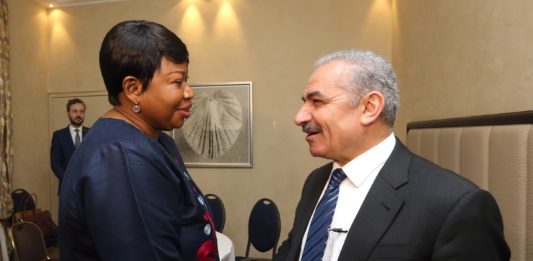 PA-Premierminister Muhammad Shtayyeh mit Fatou Bensouda. Foto Wafa / Government of Palestine