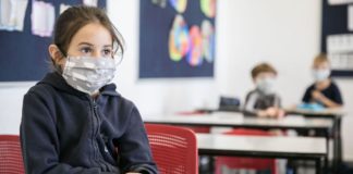 Israelische Schüler tragen Schutzmasken, als sie zum ersten Mal seit dem Ausbruch des Coronavirus am 3. Mai 2020 in die Schule zurückkehren. Foto Olivier Fitoussi/Flash90