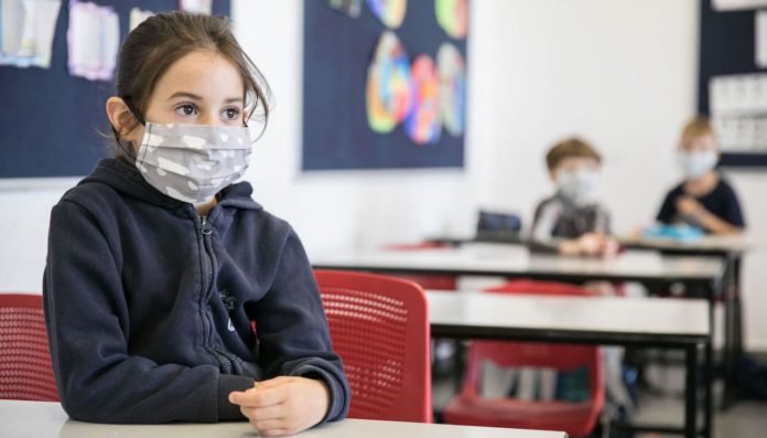 Israelische Schüler tragen Schutzmasken, als sie zum ersten Mal seit dem Ausbruch des Coronavirus am 3. Mai 2020 in die Schule zurückkehren. Foto Olivier Fitoussi/Flash90