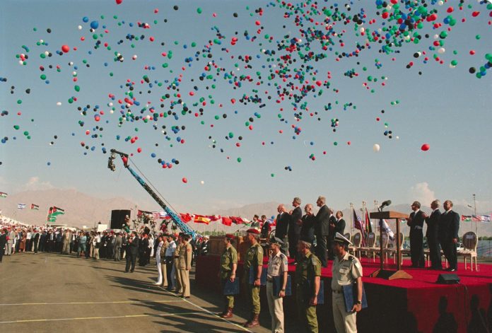 Zeremonie zur Unterzeichnung des israelisch-jordanischen Friedensvertrags am Arava-Terminal 26. Oktober 1994. Foto Government Press Office (Israel), CC BY-SA 3.0, https://commons.wikimedia.org/w/index.php?curid=22808120