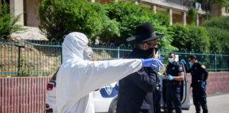 Les policiers israéliens retirent les hommes ultra-orthodoxes de la yeshiva de Ponevezh à Bnei Brak, dans le cadre d'un effort pour imposer un verrouillage afin d'empêcher la propagation du coronavirus le 2 avril 2020. Foto Flash90