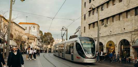 Jerusalemer Stadtbahn in der Jaffa Street. Foto Laura Siegal / Unsplash.com