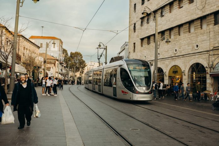 Jerusalemer Stadtbahn in der Jaffa Street. Foto Laura Siegal / Unsplash.com
