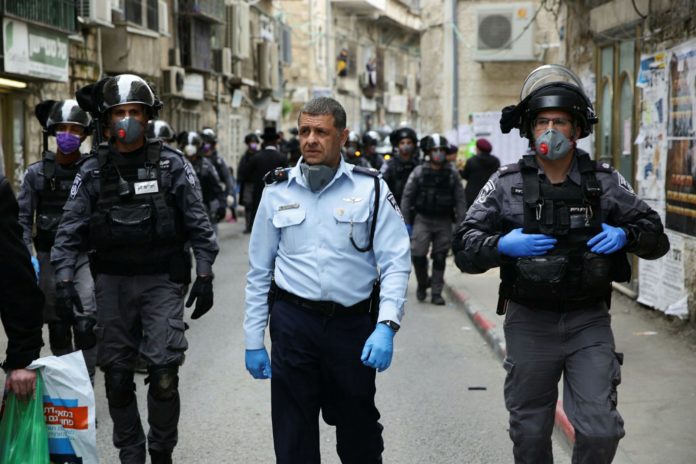 Polizisten patrouillieren in den Strassen in Jerusalem. 30. März 2020. Foto Yehonatan Valtser/TPS