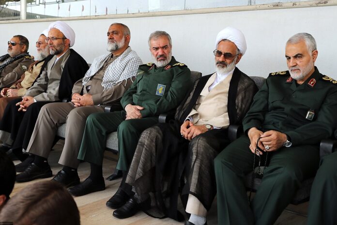 Qasem Soleimani an der Konferenz der Basij-Mitglieder im Azadi-Stadion am 4. Oktober 2018. Foto http://farsi.khamenei.ir/photo-album?id=40633#i, CC BY 4.0, https://commons.wikimedia.org/w/index.php?curid=73424664