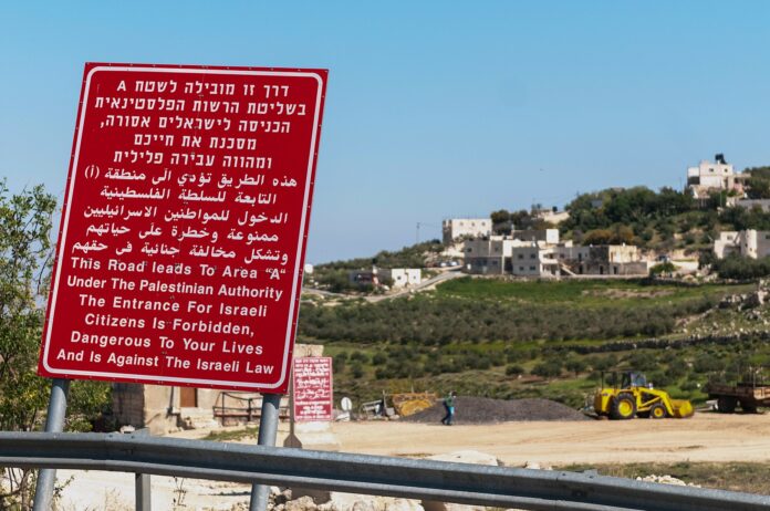 Zutrittsverbot für israelische Bürger zu einem Ort in Samarien. Foto Ralf Roletschek, GFDL 1.2, https://commons.wikimedia.org/w/index.php?curid=48350105