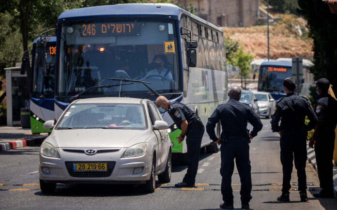 Strassensperre in der jüdischen Gemeinde Beitar Illit am 8. Juli 2020. Foto Yonatan Sindel/Flash90