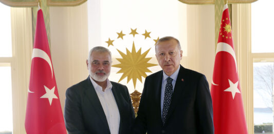 Der türkische Präsident Recep Tayyip Erdogan, rechts, mit dem getöteten Chef der Terrororganisation Hamas, Ismail Haniyeh, vor ihrem Treffen in Istanbul am 1. Februar 2020. Foto Pressedienst des Präsidenten / Presidency Of The Republic Of Turkey.
