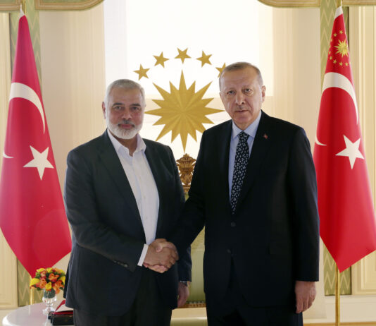 Der türkische Präsident Recep Tayyip Erdogan, rechts, mit dem Chef der Terrororganisation Hamas, Ismail Haniyeh, vor ihrem Treffen in Istanbul am 1. Februar 2020. Foto Pressedienst des Präsidenten / Presidency Of The Republic Of Turkey.