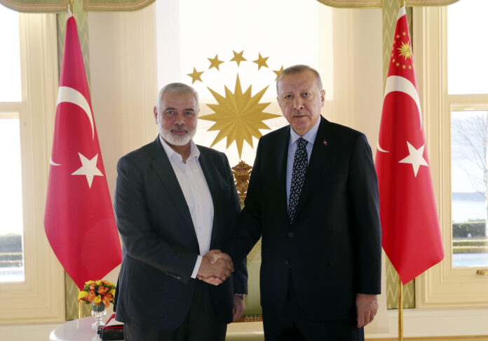 Der türkische Präsident Recep Tayyip Erdogan, rechts, mit dem Chef der Hamas-Bewegung, Ismail Haniyeh, vor ihrem Treffen in Istanbul am 1. Februar 2020. Foto Pressedienst des Präsidenten / Presidency Of The Republic Of Turkey.