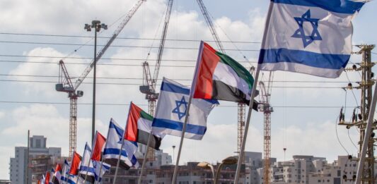 Flaggen der Vereinigten Arabischen Emirate und Israels in Netanya. Foto Flash90