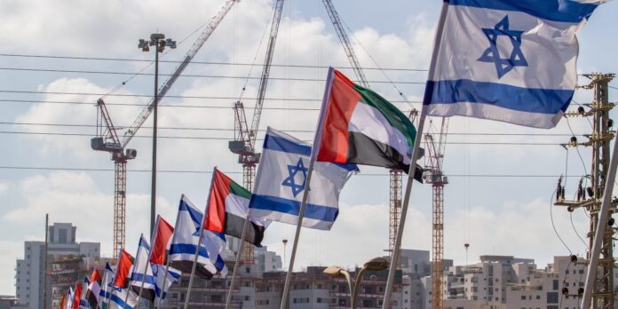 Flaggen der Vereinigten Arabischen Emirate und Israels in Netanya. Foto Flash90