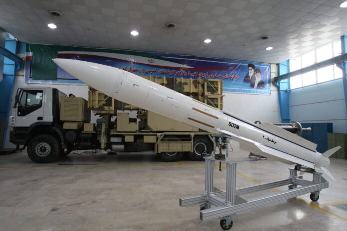 Iranische Sayyad-2-SD2M Boden-Luft-Rakete. Foto DEFANEWS - http://www.defanews.ir, CC BY 4.0, https://commons.wikimedia.org/w/index.php?curid=81660633