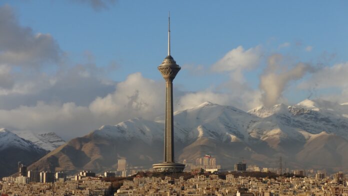 Der Borj-e Milad-Turm, ist ein Fernsehturm in der iranischen Hauptstadt Teheran und mit 435 Metern der höchste Turm des Landes und der sechsthöchste Fernsehturm der Welt. Foto Hassan Hedayatzadeh / Unsplash.com