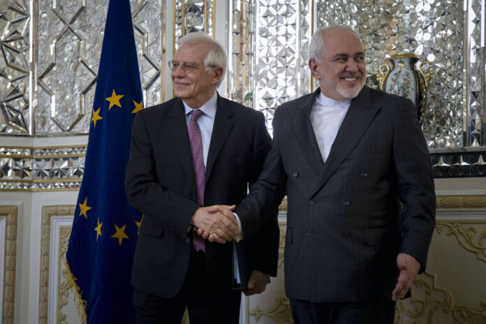 Der iranische Aussenminister Mohammed Javad Zarif (R) begrüsst den Hohen Vertreter der Europäischen Union Josep Borrell (L) im iranischen Aussenministerium in Teheran am 3. Februar 2020. Foto imago images / ZUMA Press