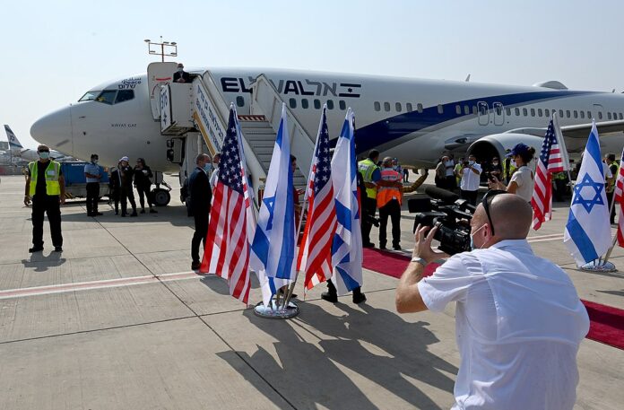 The first direct El-Al flight to the United Arab Emirates departs Ben Gurion Airport, August 31, 2020. NSA Robert O'Brien, Senior Advisor Jared Kushner and delegation of Israeli officials headed by NSA Meir Ben-Shabbat travel to Abu-Dhabi to advance the Abraham Accord. Foto U.S. Embassy Jerusalem - DSC_7244ZS, CC BY 2.0, https://commons.wikimedia.org/w/index.php?curid=93780226