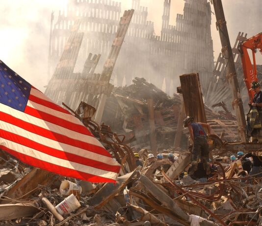 New York, NY, 17. September 2001 -- Die städtischen Such- und Rettungsteams der FEMA an der Beseitigung von Trümmern und der Suche nach Überlebenden am World Trade Center. Foto Andrea Booher/ FEMA