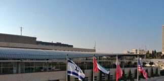 Die vier Flaggen, die heute über dem israelischen Aussenministerium wehen. Foto גבי אשכנזי - Gabi Ashkenazi / Twitter.com