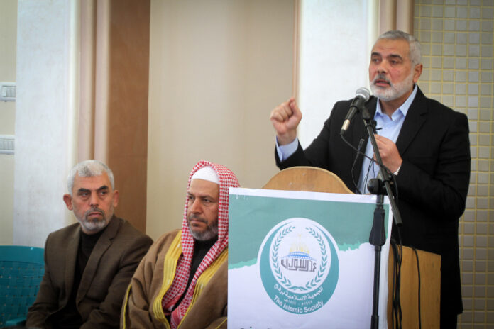 Yahya Sinwar (links), der Leiter der Hamas im Gazastreifen, mit den hochrangigen politischen Führern Khalil al-Haya (Mitte) und Ismail Haniyeh. Foto Abed Rahim Khatib/Flash90.