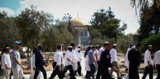Israelische Sicherheitskräfte begleiten eine Gruppe religiöser Juden beim Besuch des Tempelbergs am Jom Kippur am 19. September 2018. Foto Sliman Khader/Flash90