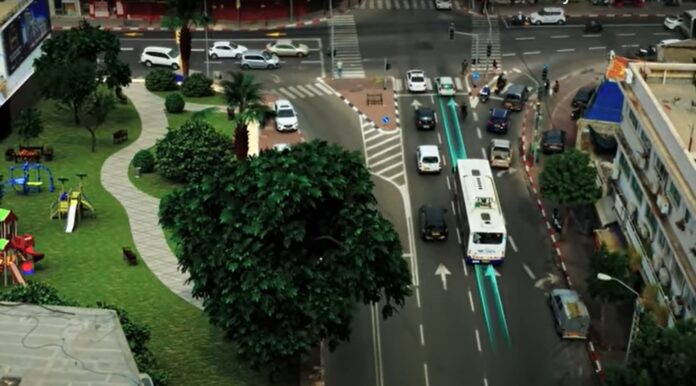 Illustration eines Elektrobusses, der auf einer Strecke der Electreon Smart Road fährt und sich während der Fahrt auflädt. Screenshot ElectReon / Youtube