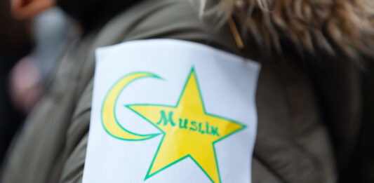 Symbol ähnlich dem sog. Judenstern getragen am "Marsch gegen Islamophobie" in Paris im November 2019, organisiert von der Muslimbruderschaft nahestehenden Personen. Foto imago images / Hans Lucas