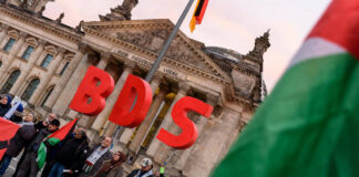 Anhänger der BDS-Kampagne (Boycott, Divestment and Sanctions) aus ganz Europa protestieren mit einer Kundgebung vor dem Reichstagsgebäude gegen den Beschluss des Bundestags von 17. Mai 2019 mit dem Titel: "BDS-Bewegung entschlossen entgegentreten - Antisemitismus bekämpfen" Foto imago images / snapshot