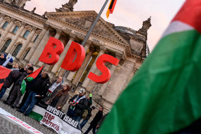 Anhänger der BDS-Kampagne (Boycott, Divestment and Sanctions) aus ganz Europa protestieren mit einer Kundgebung vor dem Reichstagsgebäude gegen den Beschluss des Bundestags von 17. Mai 2019 mit dem Titel: 