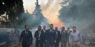 Fatih Erbakan begleitet von Unterstützern und einigen Mitgliedern der Jugendabteilung von Manisa (Anatolien) die Fackeln tragen und den Slogan "Mudschaheddin Erbakan" skandierten. Quelle + Foto erbakanvakfi.org.tr / Facebook Yunus Emre Göktaş