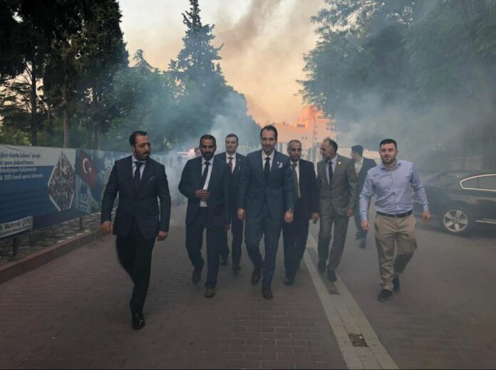 Fatih Erbakan begleitet von Unterstützern und einigen Mitgliedern der Jugendabteilung von Manisa (Anatolien) die Fackeln tragen und den Slogan 