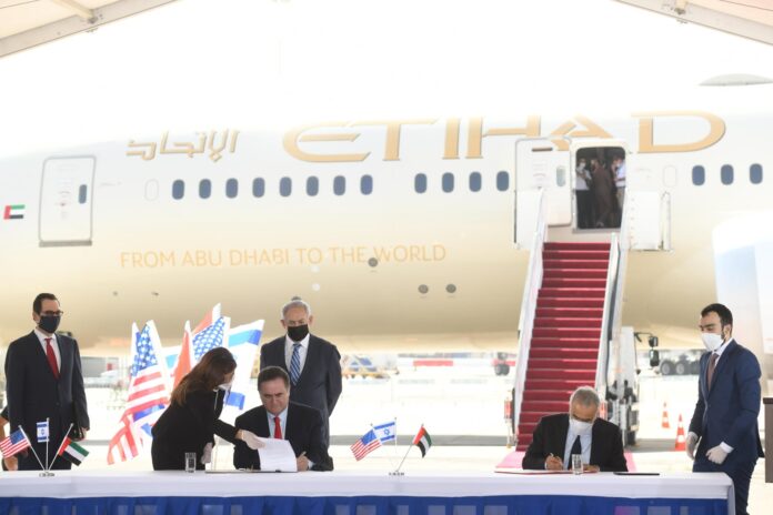 Erste offizielle Delegation der Vereinigten Arabischen Emirate besucht Israel. Foto Amos Ben-Gershom/GPO