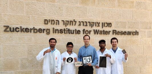 Der Wissenschaftler der Ben-Gurion-Universität Chris Arnusch (Mitte) und sein Forschungsteam. Foto Ben-Gurion University of the Negev