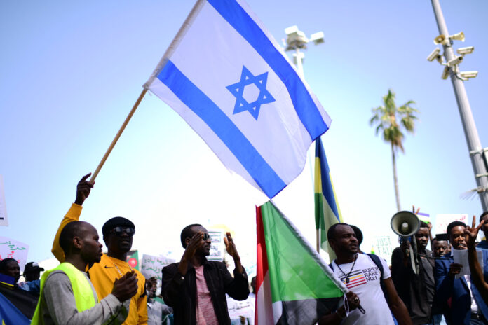 Sudanesen demonstrieren zur Unterstützung ihres Volkes im Sudan im Süden Tel Avivs. Foto Tomer Neuberg/Flash90