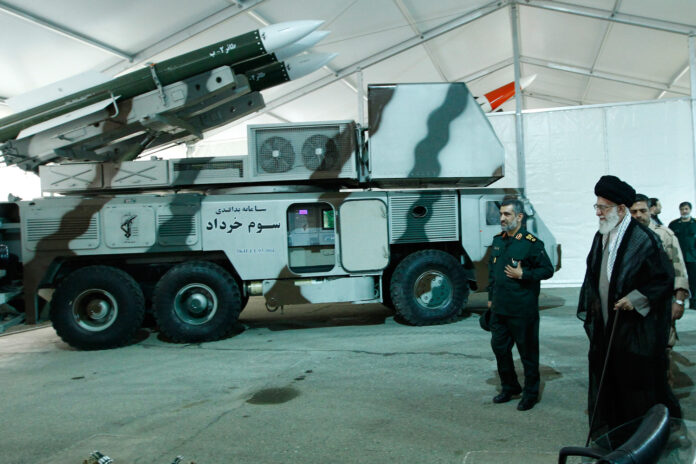 Iranisches Som Khordad Raketensystem. Foto Khamenei.ir, http://farsi.khamenei.ir/photo-album?id=26375, CC BY 4.0, https://commons.wikimedia.org/w/index.php?curid=79839620