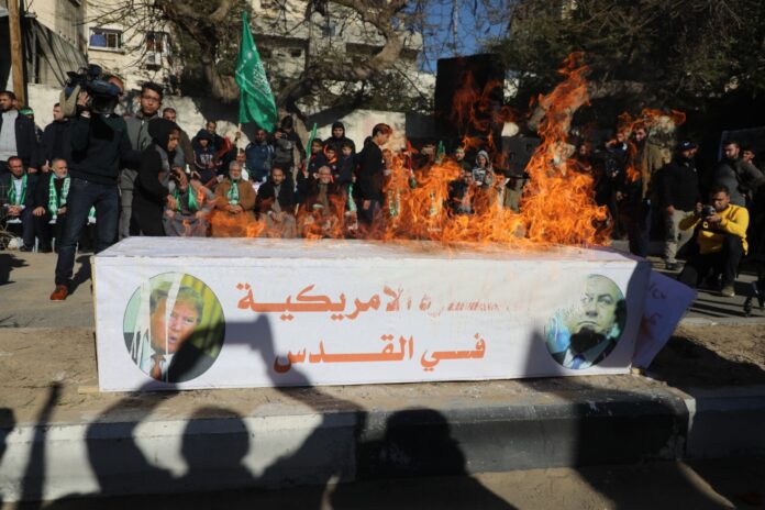 Hamas-Anhänger in Gaza verbrennen ein Modell eines Sarges, mit einem Bild des US-Präsidenten Donald Trump und des israelischen Premierministers Benjamin Netanjahu. Foto Majdi Fathi/TPS