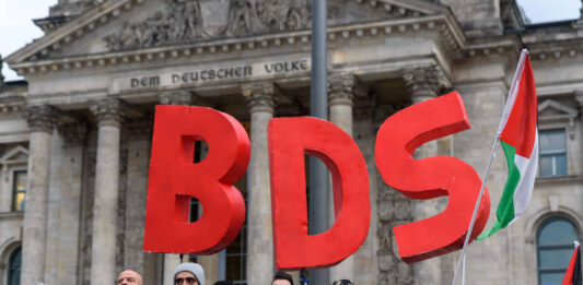 Anhänger der BDS-Kampagne (Boycott, Divestment and Sanctions) protestieren mit einer Kundgebung vor dem Berliner Reichstagsgebäude gegen den Beschluss des deutschen Bundestags von 17. Mai 2019 mit dem Titel: "BDS-Bewegung entschlossen entgegentreten - Antisemitismus bekämpfen". Foto imago images / snapshot