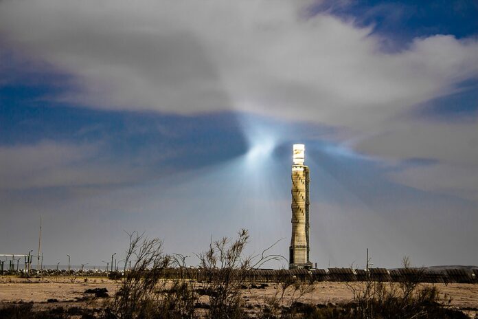 Das Ashalim-Solarkraftwerk in der Negev-Wüste in Israel. Foto Iskra.piotr, CC BY-SA 4.0, https://commons.wikimedia.org/w/index.php?curid=73783975