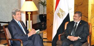 Der damalige Demokratische US-Aussenminister John Kerry (links) trifft sich am 3. März 2013 in Kairo mit dem damaligen ägyptischen Präsidenten Mohammed Morsi, ein Mitglied der Muslimbruderschaft. Foto U.S. Department of State - https://www.flickr.com/photos/statephotos/8829196852/sizes/o/in/photostream/, Public Domain, https://commons.wikimedia.org/w/index.php?curid=26311279