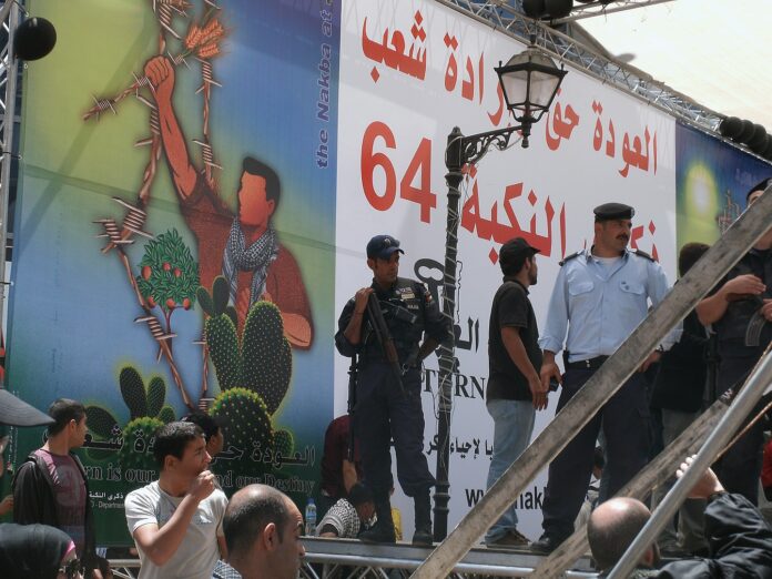 Ein palästinensischer Polizist im Einsatz. Foto Heinrich Böll Stiftung. Nakba Demonstrationen in Ramallah 2012, CC BY 2.0, https://commons.wikimedia.org/w/index.php?curid=89233604