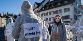 Ein Schild mit der Aufschrift «Impfen macht Frei», fotografiert in St. Gallen am Samstag, 14. November. Foto zVg