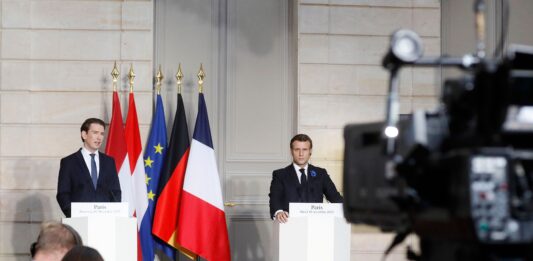 Am 10. November 2020 traf Bundeskanzler Sebastian Kurz (l.) im Rahmen seines Arbeitsbesuch in Paris den französischen Staatspräsidenten Emmanuel Macron (r.). Foto Dragan Tatic / Bundeskanzleramt