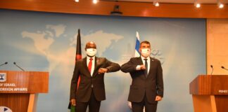Der israelische Aussenminister Gabi Ashkenazi, rechts, und sein malawischer Amtskollege, Eisenhower Mkaka, in Jerusalem, 3. November 2020. Foto Avo Ohayun/GPO