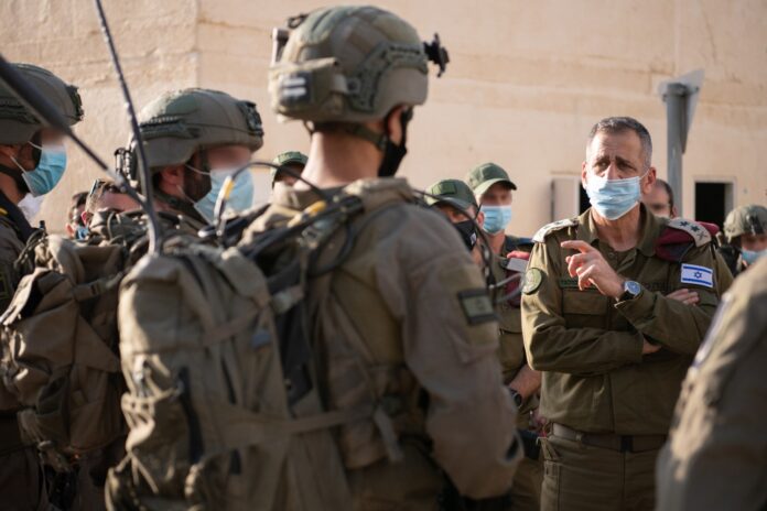 IDF-Stabschef Aviv Kohavi, rechts, spricht zu Soldaten der IDF 