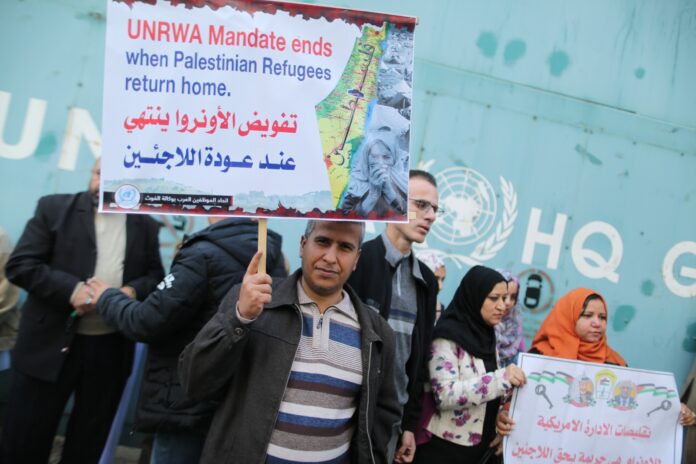 Bewohner des Gazastreifens halten Schilder während einer Solidaritätskundgebung für UNRWA. Foto Majdi Fathi/TPS