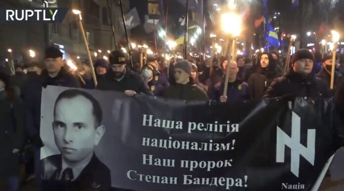 Gedenkmarsch an Nazi-Kollaborateur Stepan Bandera am Neujahrstag 2021 in Kiew. Foto Screenshot Ruptly