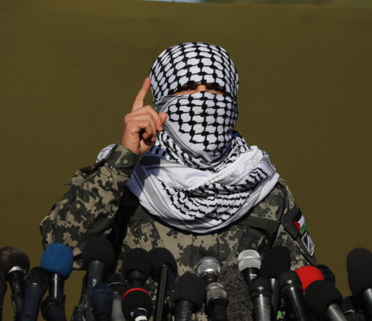 Ein Hamas-Sprecher an einer Pressekonferenz während eines gemeinsamen Manövers von Hamas, Islamischem Dschihad und 11 anderen Terrorgruppen, das im Gazastreifen stattfand. Gaza, 29. Dezember 2020. Foto Majdi Fathi/TPS