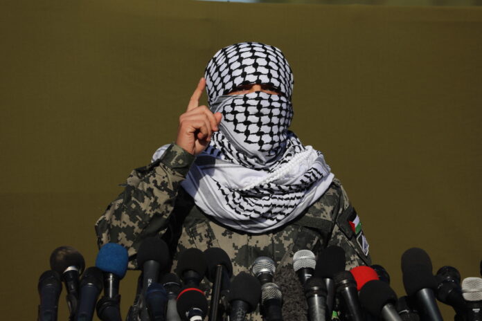 Ein Hamas-Sprecher an einer Pressekonferenz während eines gemeinsamen Manövers von Hamas, Islamischem Dschihad und 11 anderen Terrorgruppen, das im Gazastreifen stattfand. Gaza, 29. Dezember 2020. Foto Majdi Fathi/TPS