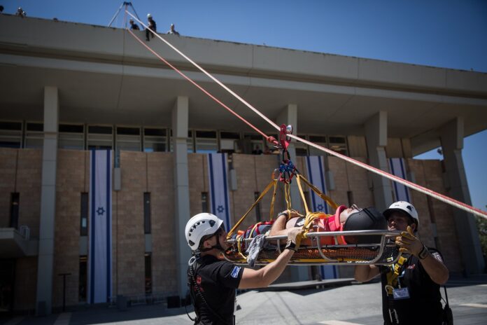 Mitglieder der Ehrengarde der Knesset, des Heimatfrontkommandos, der Feuerwehr, der IDF, der israelischen Polizei und des Magen David Adom Emergency Medical Services nahmen 2017 an einer Notfallübung teil, bei der ein Erdbeben in der Knesset simuliert wird. Foto Hadas Parush/Flash90